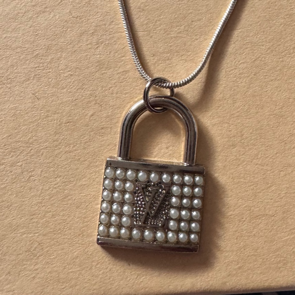 Silver Charm padlock & Pearl Necklace LV